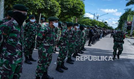 Prajurit TNI AD berbaris saat mengikuti apel gabungan persiapan penerapan Pembatasan Sosial Berskala Besar (PSBB) di Jalan Yos Sudarso, Palangkaraya, Kalimantan Tengah, Ahad (10/5/2020). PSBB kota Palangkaraya mulai diterapkan tanggal 11 Mei pukul 08