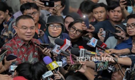 Ketua Harian Partai Gerindra Sufmi Dasco Ahmad (kiri) menjawab pertanyaan wartawan usai pertemuan sejumlah tokoh dengan Presiden Terpilih Prabowo Subianto di Jalan Kertanegara, Jakarta Selatan, Selasa (15/10/2024). Presiden Terpilih Prabowo Subianto memanggil sejumlah tokoh yang diyakini bakal menjadi wakil menteri untuk pemerintahan baru ke depan. 