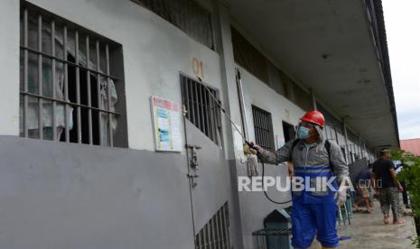 IDI: Aceh tak Berdaya Jika Tangani Covid-19 tanpa Strategi. Petugas menyemprotkan cairan disinfektan pada sel tahanan yang ditempati warga binaan di Lembaga Permasyarakatan Kelas-II A, Banda Aceh, Aceh, Kamis (3/9/2020). Penyemprotan cairan disinfektan di Lapas Kelas II A yang dihuni 638 warga binaan itu untuk mengantisipasi penyebaran COVID-19.