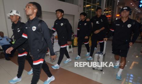 Timnas sepak bola Indonesia tiba di Bandara Adi Soemarmo, Boyolali, Jawa Tengah, Selasa (10/12/2024). Timnas Indonesia akan melawan Laos dalam laga Piala AFF 2024 di Stadion Manahan, Solo pada Kamis (12/12). 