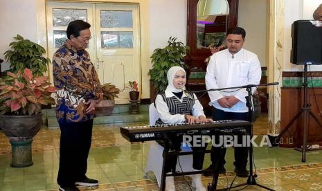 Gubernur DIY, Sri Sultan Hamengku Buwono X memberikan penghargaan kepada Ariani Nisma Putri atau yang biasa dikenal Putri Ariani yang meraih Golden Buzzer dalam ajang America’s Got Talent 2023 di Gedhong Wilis, Komplek Kepatihan, Kota Yogyakarta, Senin (26/6/2023).