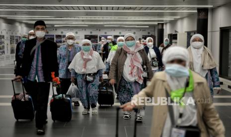 Jamaah haji kloter pertama tiba di Terminal 2F Bandara Soekarno Hatta, Tangerang, Banten, Sabtu (16/7/2022) dini hari (ilustrasi). PT Angkasa Pura (AP) II (AP) II (Persero) memastikan siap untuk membuka layanan fast track atau Mecca Route pada penerbangan Haji 2023. Khususnya layanan fast track di Bandara Soekarno-Hatta saat penerbangan haji tahun ini.