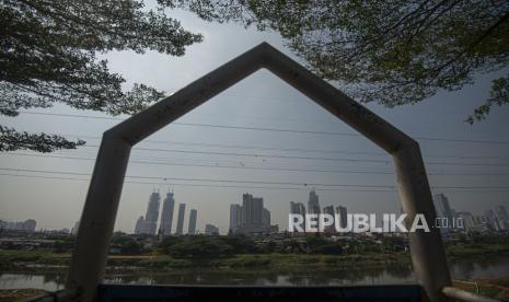 Pemandangan gedung-gedung bertingkat tampak dari Petamburan, Jakarta, Selasa (28/7). Provinsi DKI Jakarta dan Jawa Barat menjadi dua daerah pertama penerima dana program Pinjaman Pemulihan Ekonomi Nasional (PEN) Daerah karena terdampak sangat besar oleh pandemi Covid-19 pada kesejahteraan dan ekonomi masyarakatnya. (ilustrasi) 