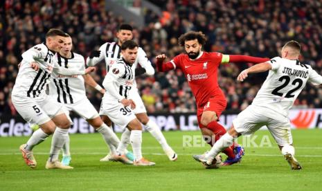 Striker Liverpool Mohamed Salah (tengah) dikepung para pemain LASK dalam laga Grup E UEFA Liga Europa di Stadion Anfield, Liverpool, Inggris, Jumat (1/12/2023).