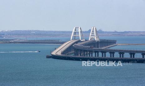 Kereta barang berjalan di atas rel jalur kereta api Jembatan Krimea yang menghubungkan daratan Rusia dan semenanjung Krimea melalui Selat Kerch tidak jauh dari Kerch, Krimea, pada Senin, (17/7/2023).