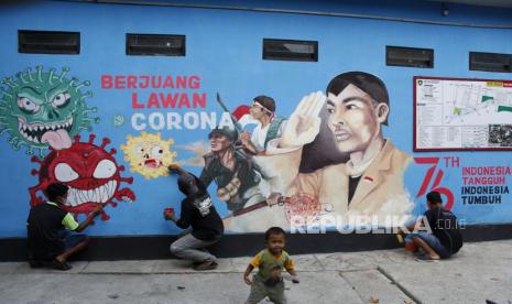 Warga menyelesaikan mural bertema Berjuang Lawan Corona saat kerja bakti bersih lingkungan di Kampung Sewu Solo, Jawa Tengah, Ahad (8/8/2021). Selain menyambut HUT Kemerdekaan ke-76 Republik Indonesia, mural tersebut dibuat warga setempat untuk  memperindah kampung dan ajakan mematuhi protokol kesehatan agar merdeka dari pandemi COVID-19. 