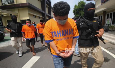 Pengedar sabu yang biasa beredar di kawasan Jalan Raya Tajur, Kota Bogor, berhasil ditangkap Satuan Reserse Narkoba Polresta Bogor Kota. Tersangka berinisial JP (50 tahun) ditangkap aparat kepolisian di sebuah kontrakan di Kecamatan Cicurug, Kabupaten Sukabumi.