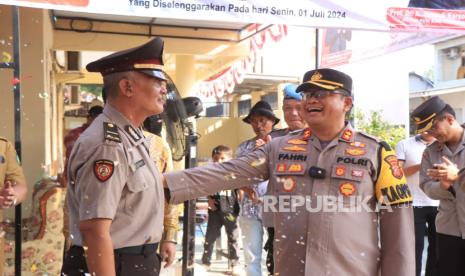 Kapolres Indramayu, AKBP M Fahri Siregar, melepas anggotanya yang memasuki masa purna bakti, di Mako Polsek Anjatan, Kabupaten Indramayu, Senin (1/7/2024). 