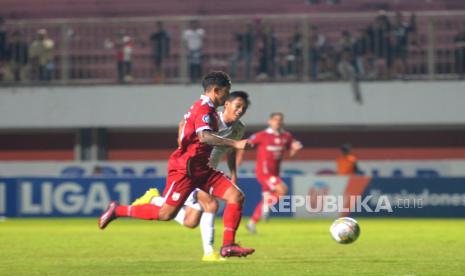 Gelandang kanan Persis Solo, Irfan Bachdim berhasil melewati pemain Persik Kediri pada pertandingan terakhir BRI Liga 1 di Stadion Maguwoharjo, Sleman, Yogyakarta, Kamis (13/4/2023). Pada pertandingan ini Persis Solo berhasil menang dengan skor 1-0. Gol semata wayang dicetak oleh Ferdinand Sinaga l, dan mematahkan rekor sembilan kemenangan beruntun Persik Kediri.