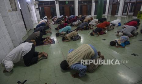  Bacaan Niat Sholat Maghrib untuk Imam dan Makmum (Arab, Latin, dan Terjemahannya). Foto:  Sejumlah warga menunaikan shalat Maghrib di salah satu masjid di Cibubur, Jakarta, Kamis (10/9/2020). Karena penyebaran COVID-19 dalam posisi mengkhawatirkan, Pemerintah Provinsi DKI Jakarta kembali memberlakukan pembatasan sosial berskala besar (PSBB) total mulai 14 September 2020, diantaranya dengan memberlakukan larangan kegiatan di tempat umum, larangan makan di restoran, kegiatan sekolah dan bekerja dilakukan di rumah, penutupan tempat wisata, pembatasan akses keluar masuk DKI Jakarta, serta pelarangan kegiatan dengan jumlah jemaah besar di tempat ibadah. 