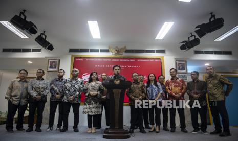 Ketua Umum PSSI periode 2023-2027 Erick Thohir (ketujuh kiri) didampingi Wakil Ketua Zainudin Amali (ketujuh kanan) dan Ratu Tisha (kelima kiri) beserta jajaran Exco PSSI menyampaikan keterangan pers usai bertemu Presiden Joko Widodo di Kantor Presiden, Jakarta, Senin (20/2/2023). 