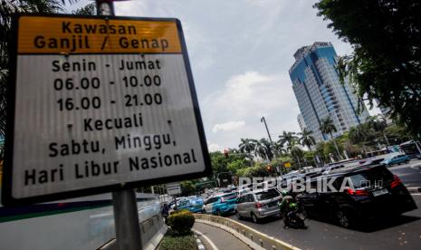 Sejumlah kendaraan melintas di dekat plang ganjil genap (ilustrasi). Peraturan ganjil genap ditiadakan selama libur Lebaran Idul Fitri 1445 Hijriah. 