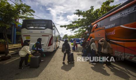 Pemudik berjalan menuju bus antarkota antarprovinsi (AKAP) di Terminal Induk Km 6, Banjarmasin, Kalimantan Selatan, Jumat (29/4/2022). Pada H-3 Lebaran 2022 Pemudik dengan tujuan sejumlah kabupaten/kota di Kalimantan Selatan, Kalimantan Tengah dan Kalimantan Timur di terminal tersebut mulai padat dan diperkirakan akan terus bertambah hingga H-1 Lebaran. 