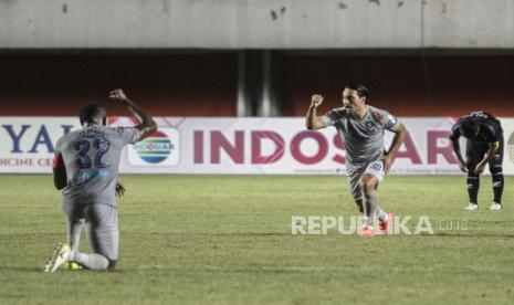 Pesepak bola Persib Bandung Ezra Walian (tengah) melakukan selebrasi usai mencetak gol melawan Persita Tangerang saat pertandingan Piala Menpora di Stadion Maguwoharjo, Sleman, DI Yogyakarta, Senin (29/3/2021). Persib Bandung memenangi pertandingan melawan Persita Tangerang dengan skor 3-1. 