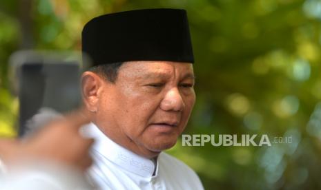 Menteri Pertahanan Prabowo Subianto menjawab pertanyaan usai pertemuan dengan Presiden Joko Widodo di Surakarta, Jawa Tengah, Sabtu (22/4/2023). Pertemuan ini menurut Prabowo hanya silaturahim biasa saat Hari Raya Idul Fitri dan menjadi jadwal rutin tahunan. 