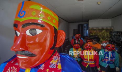 Pekerja menata miniatur ondel-ondel di Betawi Online Galeri, Setu Babakan, Jakarta. Menteri Koperasi dan UKM Teten Masduki mendorong pencetakan 500 ribu eksportir baru di Indonesia yang berdaya saing global. Hal itu disampaikannya dalam acara Konferensi 500k Eksportir Baru secara virtual, Senin (19/4).