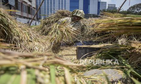 Petani merontokkan padi di lahan persawahan di Cisaranten Kidul, Kota Bandung, Jawa Barat, Kamis (16/3/2023). Pemerintah melalui Badan Pangan Nasional (Bapanas) secara resmi menaikkan harga pembelian pemerintah (HPP) gabah kering panen (GKP) di tingkat petani menjadi Rp5.000 per kilogram dari HPP semula Rp4.200 per kilogram.