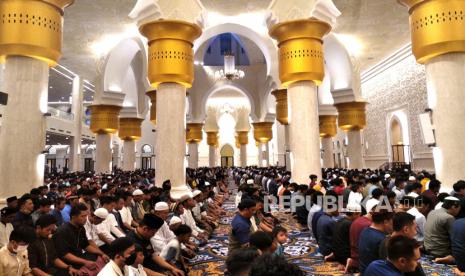 Jamaah menunaikan shalat tarawih di Masjid Raya Sheikh Zayed, Surakarta, Jawa Tengah, Rabu (22/3/2023). Usai diresmikan beberapa waktu lalu, Masjid Raya Sheikh Zayed pertama kali digunakan untuk menunaikan shalat tarawih. Selain itu, selama Ramadhan juga akan diadakan buka puasa bersama dan tadarus Alquran. Masjid Raya Sheikh Zayed Solo Tebar 30 Ton Kurma UEA untuk Takjil Ramadhan