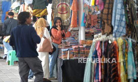 Wisatawan membeli cenderamata di Teras Malioboro 2, Yogyakarta, Kamis (26/5/2022). Ruang laktasi di Teras Malioboro sudah memenuhi spesifikasi Kementerian Kesehatan. Ilustrasi.