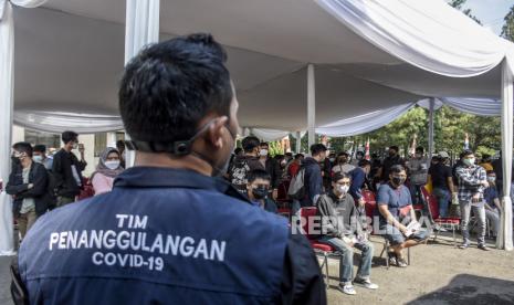 Sejumlah warga menunggu giliran untuk menjalani swab antigen di halaman kantor Dinas Kesehatan Kota Bandung, Jalan Supratman, Ahad (26/9). Epidemiolog menjelaskan tiga syarat agar dapat hidup berdampingan dengan Covid-19. Ilustrasi.