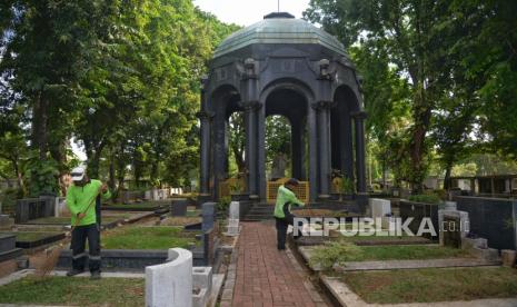 Petugas membersihkan dedaunan didekat situs sejarah Mausoleum OG Khouw yang telah ditetapkan sebagai cagar budaya tahun 2024 di Jakarta, Rabu (16/10/2024). Pemprov DKI Jakarta menetapkan 18 cagar budaya baru selama periode 2022-2024 terdiri dari 12 bangunan dan enam struktur. Dengan penambahan tersebut, tercatat total jumlah keseluruhan cagar budaya di Jakarta saat ini sebanyak 305 cagar budaya, baik yang berupa benda cagar budaya, bangunan cagar budaya, struktur cagar budaya, situs cagar budaya, maupun kawasan cagar budaya.