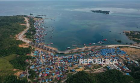 Foto udara jalan penghubung Kendari-Toronipa Konawe, di Konawe, Sulawesi Tenggara, Senin (19/12/2022). Menteri Perencanaan Pembangunan Nasional/Kepala Bappenas Suharso Monoarfa mengatakan, pemerintah akan membantu perbaikan jalan-jalan di daerah yang mengalami kerusakan.