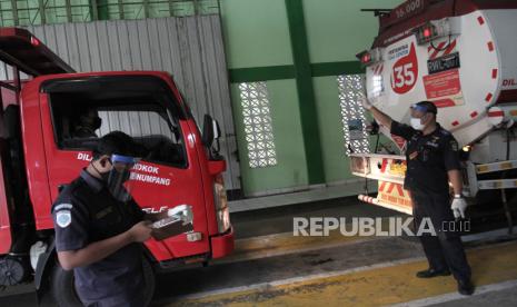 Petugas melakukan uji kir berkala kendaraan di Giwangan, DI Yogyakarta, Selasa (2/6/2020). Pemerintah Kota Yogyakarta kembali membuka layanan uji kir yang sebelumnya di hentikan akibat pandemi COVID-19 dengan penerapan protokol kesehatan lebih ketat