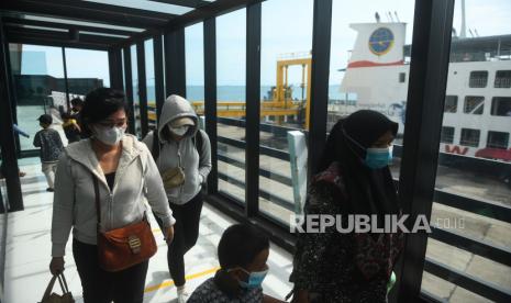 Sejumlah pemudik tanpa kendaraan bersiap menaiki kapal di Pelabuhan Merak, Banten, Sabtu (30/4/2022). PT ASDP Indonesia Ferry (Persero) melayani angkutan Lebaran Idul Fitri 2022 sejak 22 April hingga 12 Mei. Pada periode tersebut, ASDP melayani angkutan Lebaran 2022 dengan mengangkut sebanyak 4,93 juta penumpang dan 1,18 juta kendaraan di 13 lintasan penyeberangan terpantau nasional.