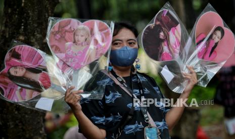 Pedagang berjualan aksesori bernuansa Blackpink di Parkir Selatan Gelora Bung Karno (GBK) Jakarta, Kamis (9/3/2023). Sebelum ke GBK, penonton sebaiknya memahami zona area konser agar tidak tersesat. (ilustrasi)