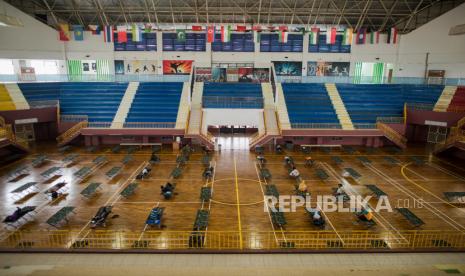 Suasan Gelanggang Olahraga (GOR) Ciracas yang dijadikan tempat penampungan sementara penyandang masalah kesejahteraan sosial (PMKS) di Ciracas, Jakarta Timur, Rabu (29/4). Pemerintah Provinsi DKI Jakarta menyiapkan seluruh GOR di Jakarta sebagai tempat penampungan PMKS yang terjaring setelah dilakukan rapid test COVID-19 sebagai upaya mengantisipasi penyebaran COVID-19