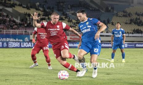 Playmaker Persib Bandung Marc Klok (kanan).