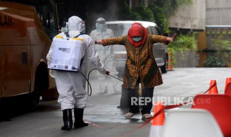 Petugas menyemprotkan cairan disinfektan kepada pasien tanpa gejala ketika baru tiba untuk melakukan isolasi mandiri di Hotel Ibis Senen, Kwitang, Jakarta, Kamis (15/10). Pemerintah dan Persatuan Hotel dan Restoran Indonesia (PHRI) telah menyipakan sebanyak 120 Hotel untuk dijadikan tempat isolasi mandiri atau merawat pasien positif Covid-19 tanpa gejala  yang tidak memiliki tempat untuk menjalankan isolasi mandiri. Sejumlah hotel yang tersebar di sembilan provinsi itu memiliki kapasitas hunian sebanyak 13.334 tempat tidur.Prayogi/Republika.