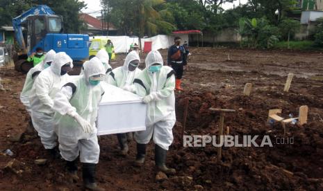 Petugas pemakaman membawa peti jenazah korban Covid-19 di TPU Srengseng Sawah Dua, Jagakarsa, Jakarta Selatan, Selasa, (2/2). Angka kematian Covid-19 di DKI Jakarta saat ini tercatat 1,6 persen dari total kasus positif. (ilustrasi) 