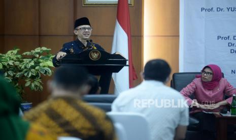 Pengamat Politik Ujang Komarudin memberikan paparan ketika menjadi narasumber dalam sebuah diskusi di kompleks Parlemen, Senayan, Jakarta, Selasa (15/3/2022). Diskusi tersebut mengangkat tema Penundaan Pemilu dalam Koridor Konstitusi.Prayogi/Republika.