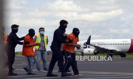 Petugas Densus 88 menggiring tersangka kasus terorisme di Bandara Radin Inten II Lampung Selatan, Lampung, Rabu (16/12/2020). Sebanyak 23 tahanan kasus terorisme yang berhasil ditangkap Densus 88 di sejumlah wilayah di Lampung dipindahkanke Mabes Polri. 