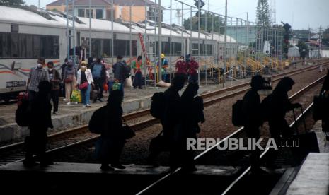 Sejumlah pemudik tiba di Stasiun Kereta Api Tegal, Jawa Tengah, Sabtu (30/4/2022)