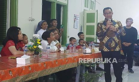 Calon presiden (capres) Anies Baswedan berdialog dengan anak- anak Panti Asuhan Santo Thomas, Ungaran, Kabupaten Semarang, Ahad (24/12/2023) malam. Anies datang dalam rangka Kegiatan Safari natal AMIN.