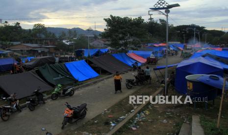 Suasana tenda pengungsian di Stadion Manakarra, Mamuju  Sulawesi Barat, jumat (29/1/20 21). Gubernur Sulbar memutuskan perpanjangan status keadaan tanggap darurat bencana gempa bumi Sulbar selama 7 hari kedepan, terhitung tanggal 29 Januari  hingga 4 Februari mendatang. 