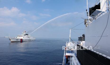 Penjaga Pantai Tiongkok (CCG) menembakkan meriam air ke kapal Penjaga Pantai Filipina di sekitar Scarborough Shoal di Laut Cina Selatan yang disengketakan, 30 April 2024