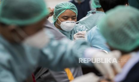 Petugas menyuntikkan vaksin COVID-19 Sinovac ke tenaga kesehatan di Rumah Sakit Hasan Sadikin (RSHS), Bandung, Jawa Barat. Sementara pasien Covid-19 di RSHS Bandung terus mengalami penurunan.