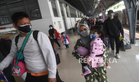 Penumpang kereta api Dharmawangsa dari Surabaya tiba di Stasiun Pasar Senen, Jakarta, Minggu (3/1). Pemerintah saat ini tengah menyiapkan sejumlah langkah antisipasi menjelang perayaan Natal dan Tahun Baru yang bisa menyebabkan terjadinya lonjakan kasus atau gelombang ketiga.