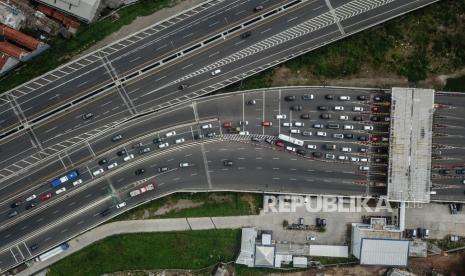 Foto udara kepadatan kendaraan di Gerbang Tol Cileunyi, Kabupaten Bandung, Jawa Barat, Ahad (1/1/2023). Wakapolri Komjen Pol Gatot Eddy Pramono memprediksi puncak arus liburan balik Natal 2022 dan Tahun Baru 2023 akan terjadi pada hari ini (1/1/2023) sore hingga malam hari. 