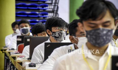 Peserta bersiap untuk mengikuti ujian Seleksi Kompetensi Dasar (SKD) Calon Pegawai Negeri Sipil (CPNS).