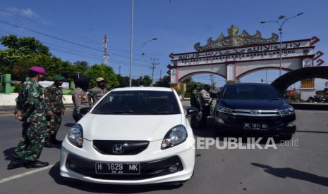 Petugas gabungan Satgas COVID-19 Kota Bandar Lampung memeriksa kendaraan yang memasuki wilayah Kota Bandar Lampung di Rajabasa Bandar Lampung, Lampung, Kamis (15/4/2021). Pemeriksaan dan penyekatan kendaraan dilakukan serentak di lima titik pintu masuk Kota Bandar Lampung sebagai upaya meminimalisir penyebaran COVID-19 di Kota Bandar Lampung. 