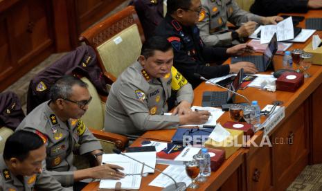 Kepala Badan Pemelihara Keamanan (Kabaharkam) Polri Komjen Pol Muhammad Fadil Imran mengikuti rapat kerja dengan Komisi III DPR di kompleks Parlemen, Senayan, Jakarta, Rabu (15/11/2023). Rapat tersebut membahas persiapan pengamanan dan penegakan hukum dalam rangka Pemilu 2024.