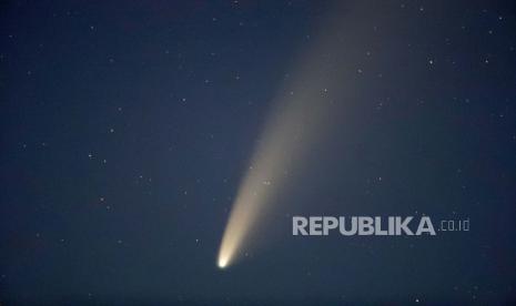  Komet Neowise atau C / 2020 F3 terlihat di Turet, Belarus, 110 kilometer (69 mil) barat ibukota Minsk, Selasa pagi, 14 Juli 2020.