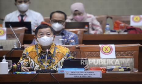 Menteri Perencanaan Pembangunan Nasional/Kepala Bappenas Suharso Monoarfa mengikuti rapat kerja dengan Komisi IX DPR di Kompleks Parlemen, Senayan, Jakarta, Kamis (16/9). Rapat tersebut diantaranya membahas peta jalan pelayanan kesehatan berdasarkan Kebutuhan Dasar Kesehatan (KDK) dan Kelas Rawat Inap (KRI) Jaminan Kesehatan Nasional (JKN) serta penjelasan tentang dampak pandemi terhadap kepesertaan dan pelayanan JKN.Prayogi/Republika.