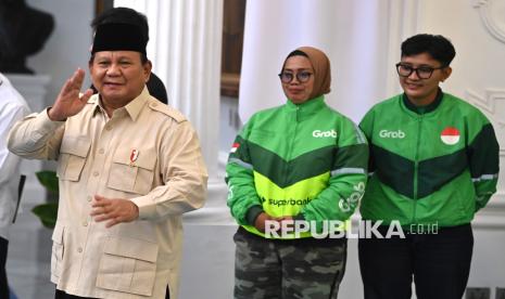 Presiden Prabowo Subianto (kiri) menyapa wartawan seusai menyampaikan keterangan terkait pemberian tunjangan hari raya (THR) kepada pengemudi ojek daring di Istana Merdeka, Jakarta, Senin (10/3/2025). Presiden Prabowo mengumumkan pengemudi ojek daring bakal mendapatkan bonus THR Idul Fitri 1446 H yang besarannya masih dibahas oleh kementerian dan pihak terkait. 