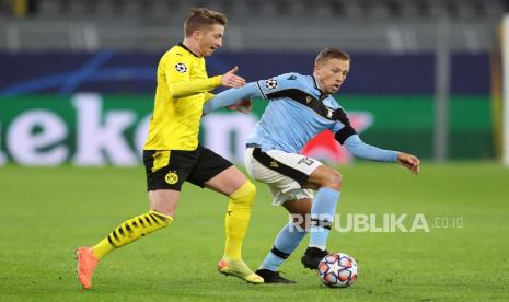  Lucas Leiva (kanan) dari Lazio beraksi melawan Marco Reus (kiri) dari Dortmund selama pertandingan sepak bola grup F Liga Champions UEFA antara Borussia Dortmund dan SS Lazio di Dortmund, Jerman, 02 Desember 2020.