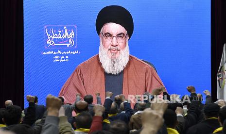  Pendukung Hizbullah mendengarkan pidato pemimpin Hizbullah Sayyed Hassan Nasrallah yang disampaikan di layar lebar saat unjuk rasa untuk memperingati Hari Perlawanan Terluka Hizbullah di pinggiran selatan Beirut, Lebanon,  Senin (6/3/2023). 